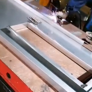 鋼制門焊接.jpg 鋼制門焊接.jpg